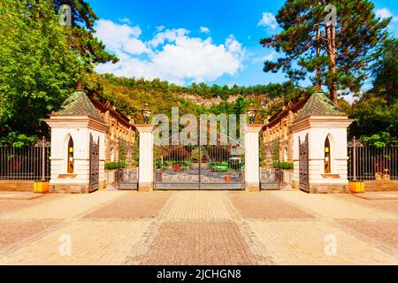 Ingresso al parco del centro di Borjomi. Borjomi è una città di villeggiatura nella regione di Santskhe Javakheti in Georgia. Foto Stock