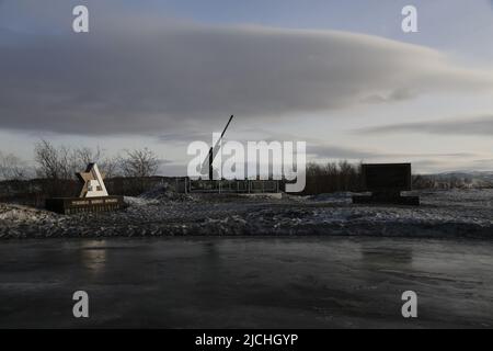 Arma antiaerea che punta in aria nel complesso commemorativo difensori dell'Artico sovietico durante la Grande Guerra Patriottica WWII di Murmansk Foto Stock