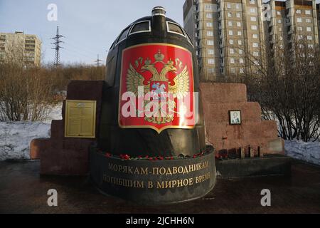 Vela / pinna del sottomarino Kursk. Memoriale per i marinai morti durante la pace, sul ponte di osservazione della Chiesa del Salvatore sull'acqua a Murmansk Foto Stock