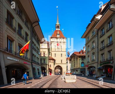 BERNA, SVIZZERA - 13 LUGLIO 2019: Kafigturm è una torre dell'orologio medievale di riferimento nella città svizzera di Berna Foto Stock