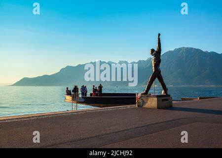 MONTREAUX, Svizzera - Luglio 19, 2019: Freddie Mercury statua sul Lago di Ginevra nella città di Montreux in Svizzera. Freddie Mercury era un cantante di r Foto Stock