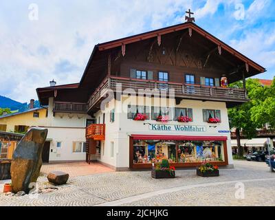 Oberammergau, Germania - 03 luglio 2021: Negozio di souvenir Kathel Wohlfahrt nella città di Oberammergau in Baviera, Germania Foto Stock