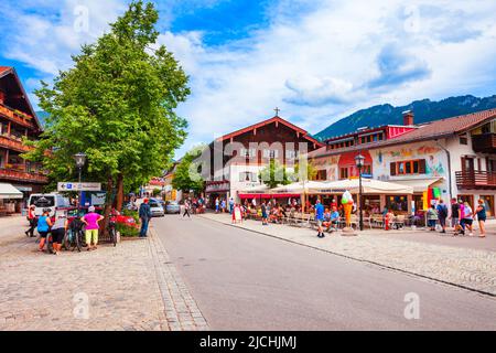 Oberammergau, Germania - 03 luglio 2021: Case di bellezza con luftlmalerei bayern forma d'arte della casa pittura facciata a Oberammergau città in Baviera, Germa Foto Stock