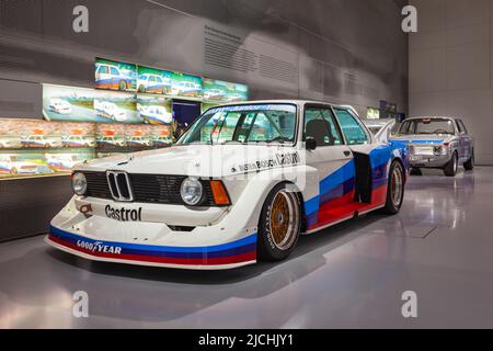 Monaco di Baviera, Germania - 08 luglio 2021: Auto vincitrice BMW 320i E21 classic racing sport 1970, nel museo automobilistico BMW situato vicino all'Olympiapark di Monaco di Baviera, G. Foto Stock