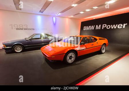 Monaco di Baviera, Germania - 08 luglio 2021: BMW M1 e M635CSi in mostra al Museo BMW, un museo di automobile della storia di BMW situato vicino all'Olympiapark a Muni Foto Stock