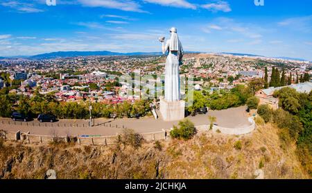 Tbilisi, Georgia - 04 settembre 2021: Kartlis Deda o Madre della Georgia monumento vista panoramica aerea nella città vecchia di Tbilisi. Tbilisi è la capitale AN Foto Stock