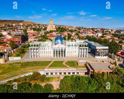 Tbilisi, Georgia - 04 settembre 2021: Palazzo cerimoniale della Georgia o Amministrazione Presidenziale vista panoramica aerea nella città di Tbilisi. Tbilisi è t Foto Stock