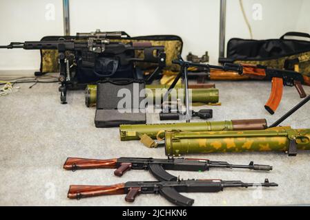 Arsenale di armi. Sistema missilistico anticarro, fucili d'assalto Kalashnikov, mitragliatrici. Foto Stock