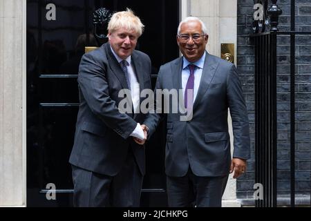 Londra, Regno Unito. 13th giugno 2022. Il primo ministro britannico Boris Johnson saluta il primo ministro portoghese Antonio Costa in vista di un incontro bilaterale a Downing Street, Londra. Il governo deve pubblicare oggi gli emendamenti alla legislazione del protocollo dell'Irlanda del Nord. Credit: SOPA Images Limited/Alamy Live News Foto Stock