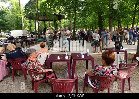 Ballare nel parco la domenica pomeriggio a Bourges, nel centro della Francia. Foto Stock