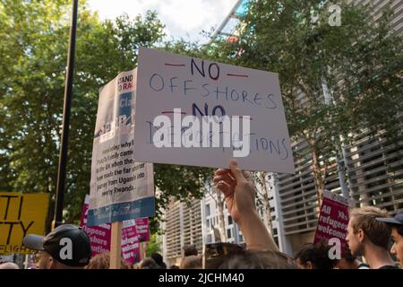 Londra, Regno Unito. 13th giugno 2022. I manifestanti dimostrano al di fuori dell'ufficio nazionale contro il piano di delocalizzazione di persone identificate come immigrati clandestini o richiedenti asilo in Ruanda per la trasformazione, il reinsediamento e l'asilo con il primo volo di deportazione previsto per il 14th giugno. Credit: Wiktor Szymanowicz/Alamy Live News Foto Stock