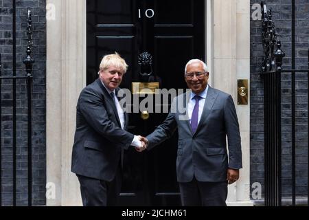 Londra, Regno Unito. 13th giugno 2022. Il primo ministro britannico Boris Johnson saluta il primo ministro portoghese Antonio Costa in vista di un incontro bilaterale a Downing Street, Londra. Il governo deve pubblicare oggi gli emendamenti alla legislazione del protocollo dell'Irlanda del Nord. (Foto di Tejas Sandhu/SOPA Images/Sipa USA) Credit: Sipa USA/Alamy Live News Foto Stock