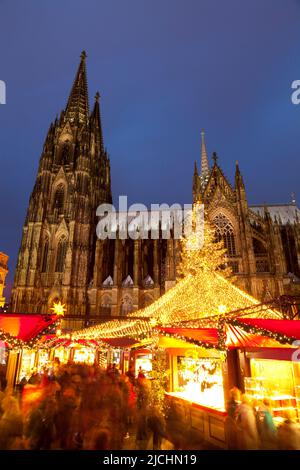 Mercatino di Natale sotto la cattedrale di Colonia, Colonia, Renania settentrionale-Vestfalia, Germania Foto Stock