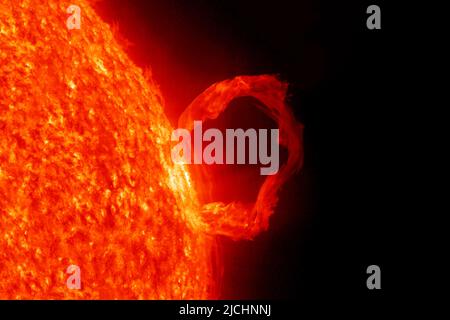 Lampeggerà al sole, su sfondo scuro. Elementi di questa immagine forniti dalla NASA. Foto di alta qualità Foto Stock