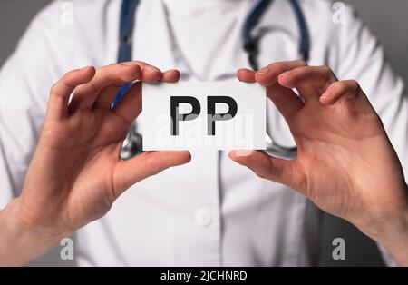 PP vitamina, parola acronimi sulla carta in mani. Foto di alta qualità Foto Stock