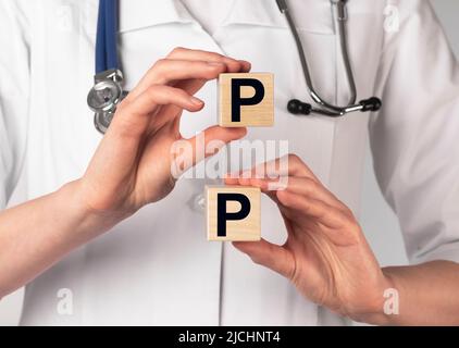 Vitamina PP, acronimo di parola sui cubi nelle mani. Foto di alta qualità Foto Stock