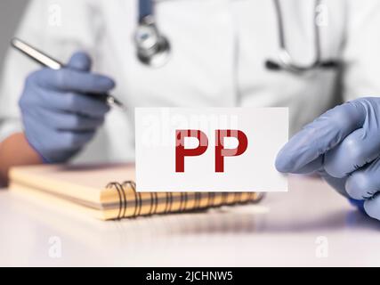 PP vitamina, parola acronimi sulla carta in mani. Foto di alta qualità Foto Stock