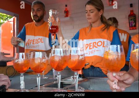 GERMANIA, Amburgo, evento promozionale Aperol Piazza, vendita di amaro mix bevanda Aperol un marchio del Gruppo Campari, Davide Campari-Milano S.p.A. / DEUTSCHLAND, Amburgo, promozione Veranstaltung Aperol Piazza, Ausschank von Aperol Spritz der Campari Gruppe, amaro süßes Mixgetränk aus Aperol, Prosecco, EIS e Orangenschale Foto Stock