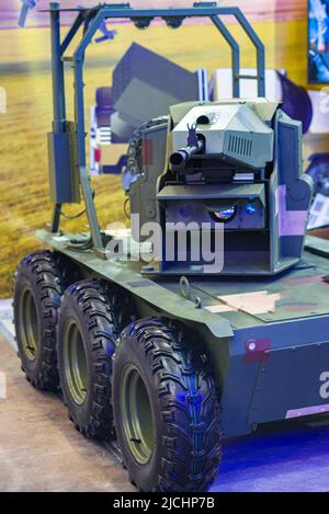 Intelligenza artificiale stazione mobile di arma robotica. Foto Stock