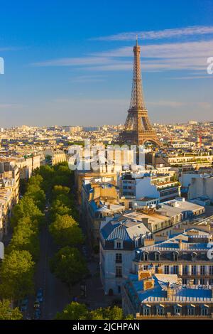 Vista in elevazione della Torre Eiffel, Parigi, Francia Foto Stock