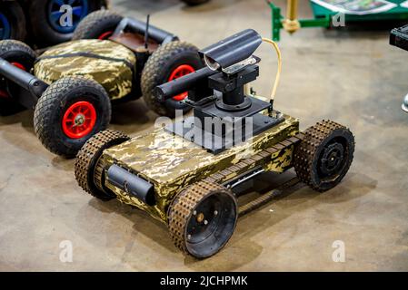 Intelligenza artificiale stazione mobile di arma robotica. Foto Stock