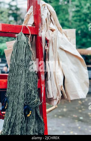 Vendita di borse eco-compatibili durante il mercato locale. Stile di vita sostenibile e concetto di prodotti per il consumo consapevole Foto Stock