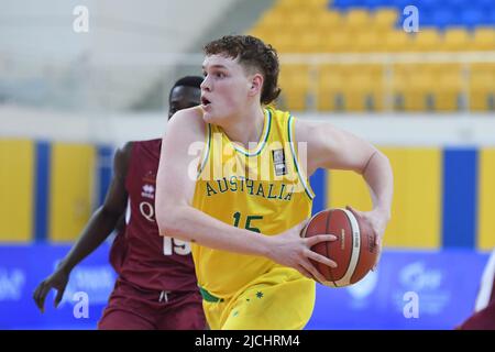 Doha, Qatar. 13th giugno 2022. Austin Rapp of Australia Basketball team in azione durante la partita 2022 del campionato asiatico FIBA U16 tra Australia e Qatar al al-Gharafa Sports Multi-Purpose Hall. Punteggio finale; Australia 104:27 Qatar. Credit: SOPA Images Limited/Alamy Live News Foto Stock