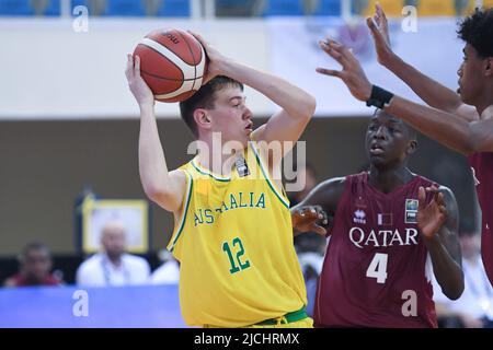 Doha, Qatar. 13th giugno 2022. Jacob Furphy della squadra australiana di pallacanestro in azione durante la partita 2022 del campionato asiatico FIBA U16 tra Australia e Qatar al-Gharafa Sports Multi-Purpose Hall. Punteggio finale; Australia 104:27 Qatar. Credit: SOPA Images Limited/Alamy Live News Foto Stock