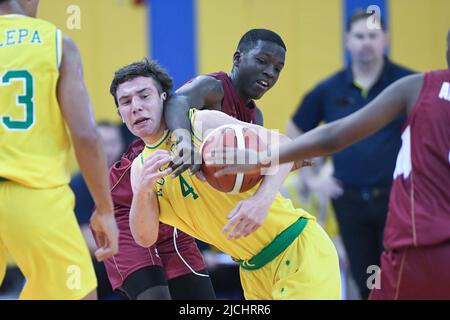 Doha, Qatar. 13th giugno 2022. Kristian Ferronato of Australia Basketball Teamin action durante la partita del campionato asiatico FIBA U16 del 2022 tra Australia e Qatar al al-Gharafa Sports Multi-Purpose Hall. Punteggio finale; Australia 104:27 Qatar. Credit: SOPA Images Limited/Alamy Live News Foto Stock