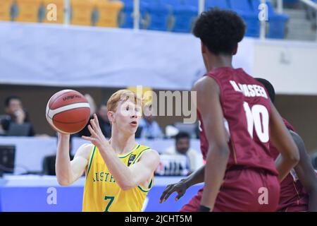 Doha, Qatar. 13th giugno 2022. Joshua Dent della squadra australiana di basket in azione durante la partita del campionato asiatico FIBA U16 del 2022 tra Australia e Qatar al-Gharafa Sports Multi-Purpose Hall. Punteggio finale; Australia 104:27 Qatar. (Foto di Luis Veniegra/SOPA Images/Sipa USA) Credit: Sipa USA/Alamy Live News Foto Stock