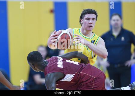 Doha, Qatar. 13th giugno 2022. Kristian Ferronato of Australia Basketball Teamin action durante la partita del campionato asiatico FIBA U16 del 2022 tra Australia e Qatar al al-Gharafa Sports Multi-Purpose Hall. Punteggio finale; Australia 104:27 Qatar. (Foto di Luis Veniegra/SOPA Images/Sipa USA) Credit: Sipa USA/Alamy Live News Foto Stock