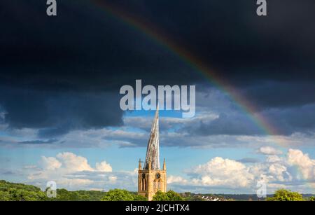 Rainbow Over Church of St Mary and All Saints in Chesterfield, Derbyshire Inghilterra UK Foto Stock