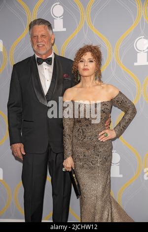 New York, Stati Uniti. 12th giugno 2022. Tom Sorce e Bernadette Peters partecipano ai Tony Awards annuali 75th alla radio City Music Hall di New York. Credit: SOPA Images Limited/Alamy Live News Foto Stock