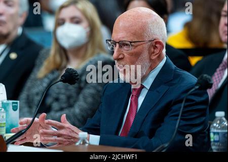 Washington, DC, USA, 13 giugno 2022. Il procuratore delle elezioni Benjamin Ginsberg risponde alle domande durante la United States House Select Committee per indagare sull'attacco del 6th gennaio all'udienza del Campidoglio statunitense a Capitol Hill a Washington, DC il 13 giugno 2022. Credit: Rod Lammey/CNP /MediaPunch Foto Stock