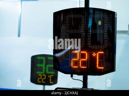 Display elettronico con letture della temperatura ambiente. Foto Stock