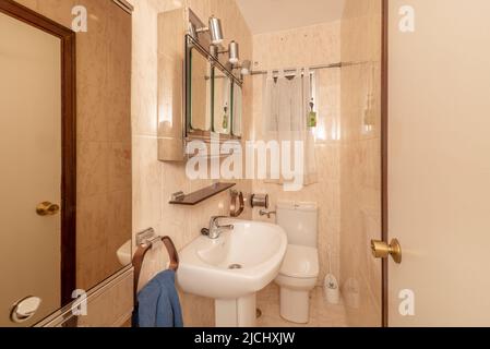 Doccia, bagno in hotel - Accessori per il bagno, asciugacapelli, specchio  sopra il lavandino e accappatoio sullo sportello, sfondo Foto stock - Alamy