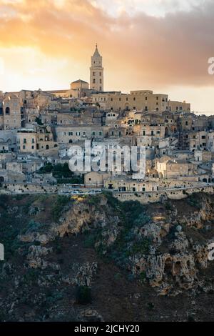 Vista mozzafiato dello skyline di Matera durante un bellissimo tramonto. Matera è una città situata su uno sperone roccioso della Basilicata, nell'Italia meridionale Foto Stock