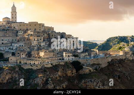 Vista mozzafiato dello skyline di Matera durante un bellissimo tramonto. Matera è una città situata su uno sperone roccioso della Basilicata, nell'Italia meridionale Foto Stock