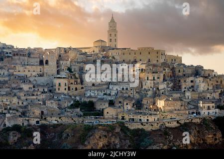 Vista mozzafiato dello skyline di Matera durante un bellissimo tramonto. Matera è una città situata su uno sperone roccioso della Basilicata, nell'Italia meridionale Foto Stock