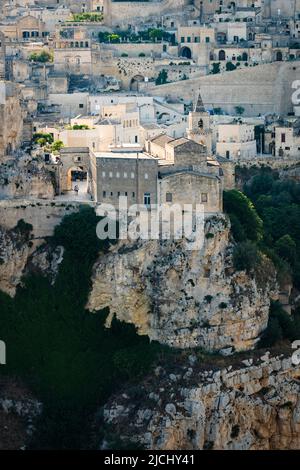 Vista mozzafiato dello skyline di Matera durante un bellissimo tramonto. Matera è una città situata su uno sperone roccioso della Basilicata, nell'Italia meridionale Foto Stock