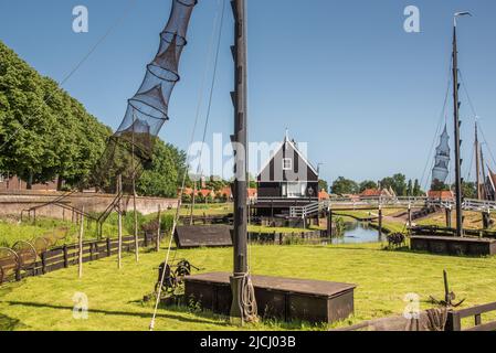 Enkhuizen, Paesi Bassi, giugno 2022. Barche da pesca tradizionali e reti che si fermano all'asciutto al Museo Zuiderzee di Enkhuizen. Foto di alta qualità. SEL Foto Stock