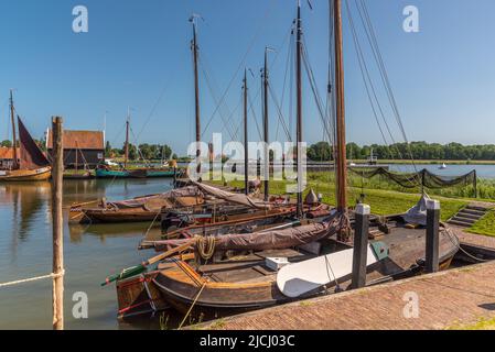 Enkhuizen, Paesi Bassi, giugno 2022. Barche da pesca tradizionali e reti che si fermano all'asciutto al Museo Zuiderzee di Enkhuizen. Foto di alta qualità. SEL Foto Stock