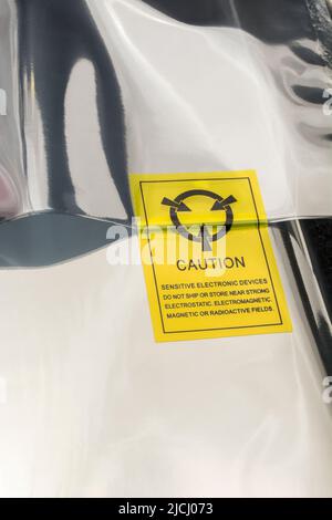 Sacchetto in plastica argentata antistatico con un'icona o un simbolo di avvertenza antistatica. Per componenti elettronici delicati, concetto di elettricità statica. Foto Stock