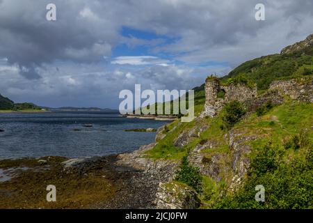 Le rovine del castello di Strome nella Scozia settentrionale. Costruito nel 1400. Vicino alla foce di Loch Carron. Foto Stock