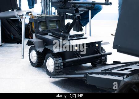 Intelligenza artificiale stazione mobile di arma robotica. Foto Stock