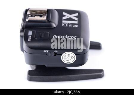 Dettaglio del TTL Wireless Flash Trigger Godox X1R-C isolato su bianco. Fotografia scattata il 13 giugno 2022 in Spagna Foto Stock
