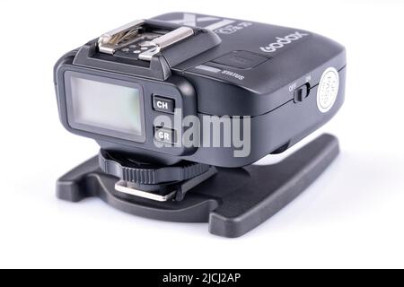 Dettaglio del TTL Wireless Flash Trigger Godox X1R-C isolato su bianco. Fotografia scattata il 13 giugno 2022 in Spagna Foto Stock