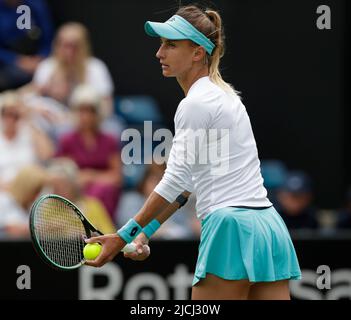 13th giugno 2022; Edgbaston Priory Club, Edgbaston, Birmingham, Regno Unito; Torneo di tennis di prato classico di Birmingham; Lesia Tsurenko UKR si prepara a servire contro Simona Halep ROU Foto Stock