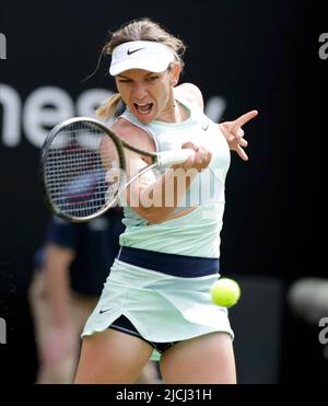 13th giugno 2022; Edgbaston Priory Club, Edgbaston, Birmingham, Regno Unito; Torneo di tennis di prato classico di Birmingham; Simona Halep ROU fronte contro Lesia Tsurenko UKR Foto Stock