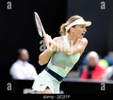 13th giugno 2022; Edgbaston Priory Club, Edgbaston, Birmingham, Regno Unito; Torneo di tennis in erba classica di Birmingham; Simona Halep ROU a mano doppia contro Lesia Tsurenko UKR Foto Stock